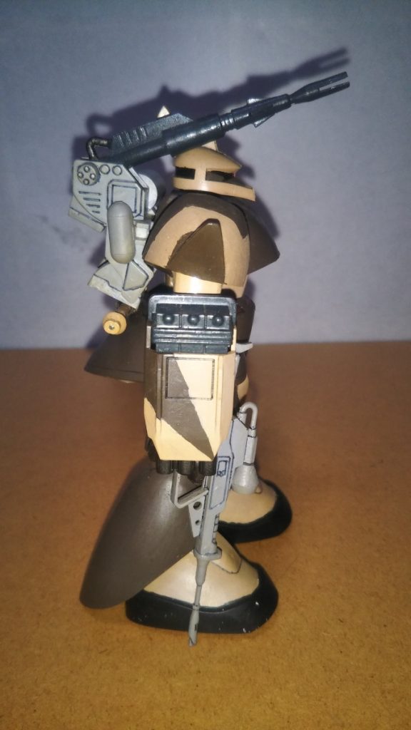 　サイドビューです。　左脚には、キットに付属する「エースオブスペード」のデカールが貼ってあります。　また、左腕のバックラーシールドと右腕のミサイルランチャーのシールド（？）には、両肩同様スプリンター迷彩が施されている、という資料があったので、リペイントした大学生当時、ネットで資料を探して塗装しました。　ちなみに両肩、両腕シールドとも、当時はセロテープをマスキングテープ代わりにして塗り分けました（マスキングテープなんて当時は使っていなかったんです・・・）。