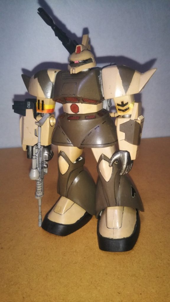 　正面素立ちです。　先ほども述べましたが、使用したキットは1/144MSVのゲルググキャノンです。　基本塗装はライトブラウンとオリーブドラブのツートンに黒鉄色、足底のツヤ消し黒、ビームキャノンの砲身はミッドナイトブルーです。コクピットハッチと腹部周りのダクトはレッドブラウンで塗装しました。　また、旧キット1/144のシャア専用ゲルググから右手首ごとビームライフルを移植してあります。　さらに両腕には、旧MGのジョニー・ライデン専用高機動型ゲルググに付属していたシールでマーキングを再現し（シールは中学生の頃、MGを持っていた友人からもらいました）、その上からキット付属のデカールを貼ってあります（経年劣化と日焼けがヤバいですが・・・）。