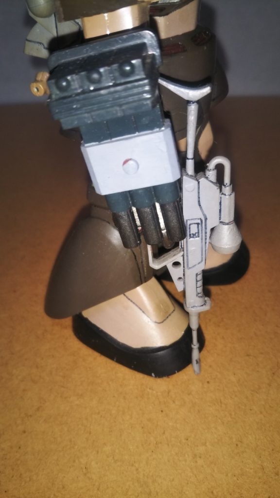 　ミサイルランチャーです。シールドをかぶせてしまえば見えなくなる部分ですが、塗り分けにもこだわってみました（今だったらミサイルの弾倉ケースを止めてあるベルト（？）部分なども塗り分けたいところですが）。　また、ビームライフルと手首は旧キットのシャア専用ゲルググのモノが無加工で取り付けられました。