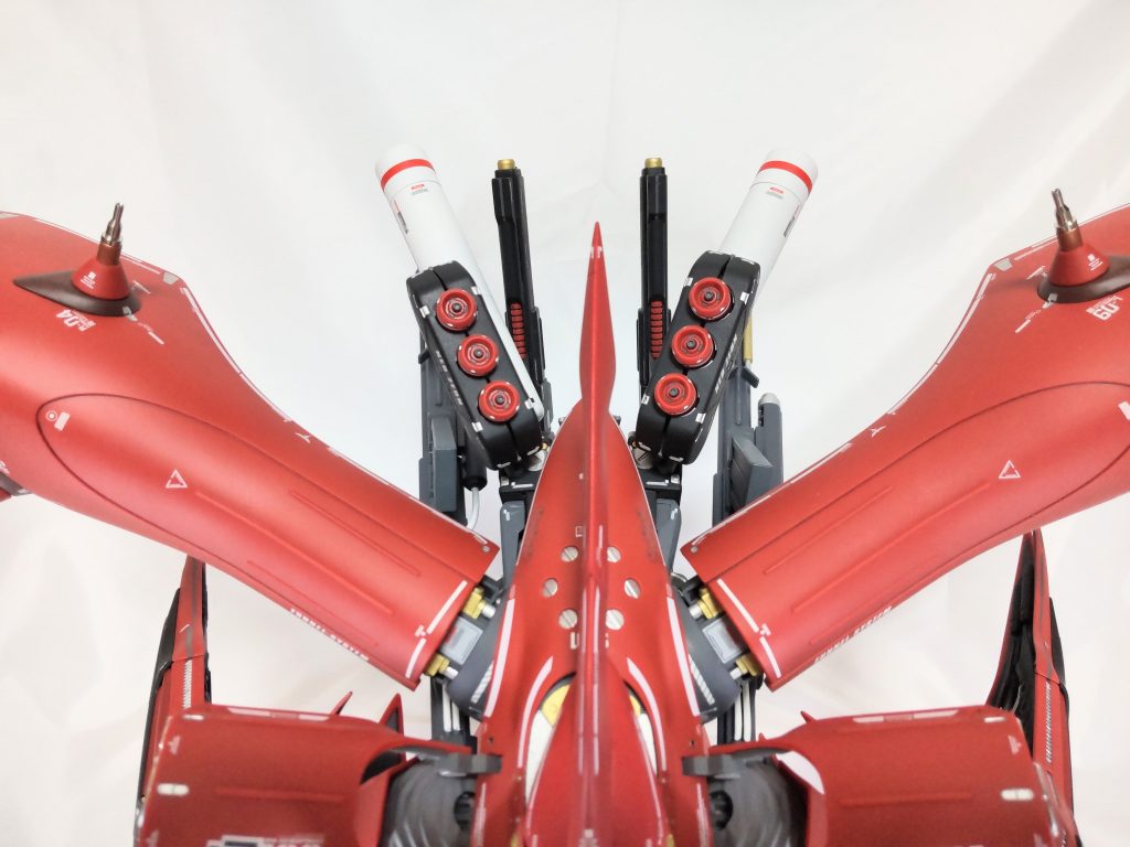 この装備、当初は予定になかったのですが9LDKさんのナイチンゲール type SAZABIを拝見した際、追加のファンネルコンテナ、「めちゃくちゃカッコえぇ、俺も付けてみてぇ」と思いサザビーのバックパックを加工し作成しました。ウェポンラックには、最初Hi-νガンダムHWSと同様にバズーカにしようかと思いましたがナイチンゲールに単体で持たせてみるとあまりに似合わなかったのでビーム・ショット・ライフルにしました。