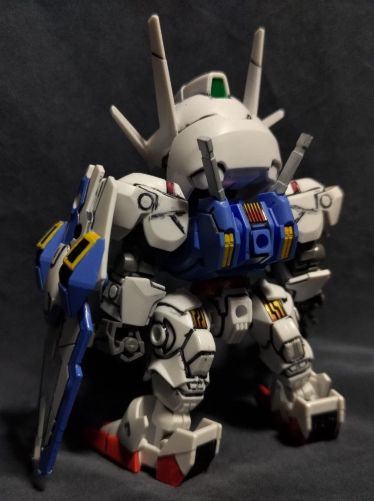 ななめ後ろ画像。スミ入れと部分塗装、付属のシールも使用しているので、下手くそなのは、ご容赦ください。以上です。(笑)