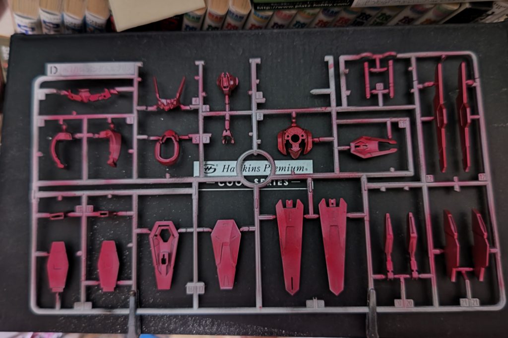 今回はランナーごと塗っていきました。これは水性ホビーカラーのクリアレッドで塗ってた時ですね。もうちょっとクリアレッドを重ねたいな、というところで塗料が無くなったのです。そして傍らにあったアクリジョンのクリアレッド。これがいけなかった…結果、塗膜がバッキバキに。調べてみると、水性塗料の上からアクリジョンを塗るとひび割れが起きるとのこと。なんならわざとひび割れを起こす技法として用いられていることがわかりました。勉強になりましたね。ということで、失敗ではあるけど確実に経験値は積んだな、という実感があります。やはり最後まで作って良かったです。