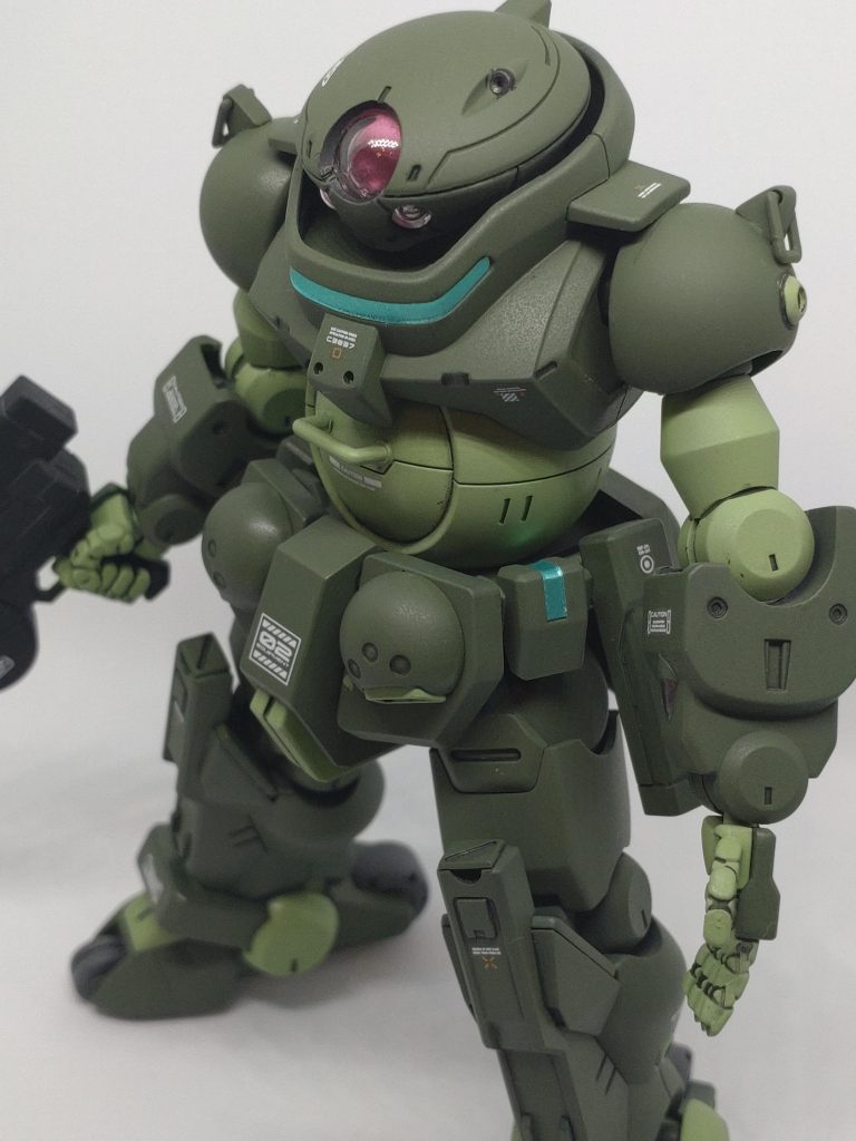 今までの緑の量産型シリーズの余ったカラーを活かしてエアブラシによる全塗装です。