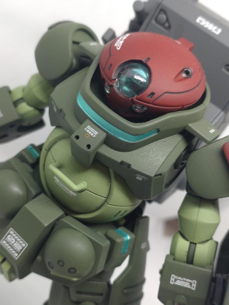 赤い頭部が特徴的です。