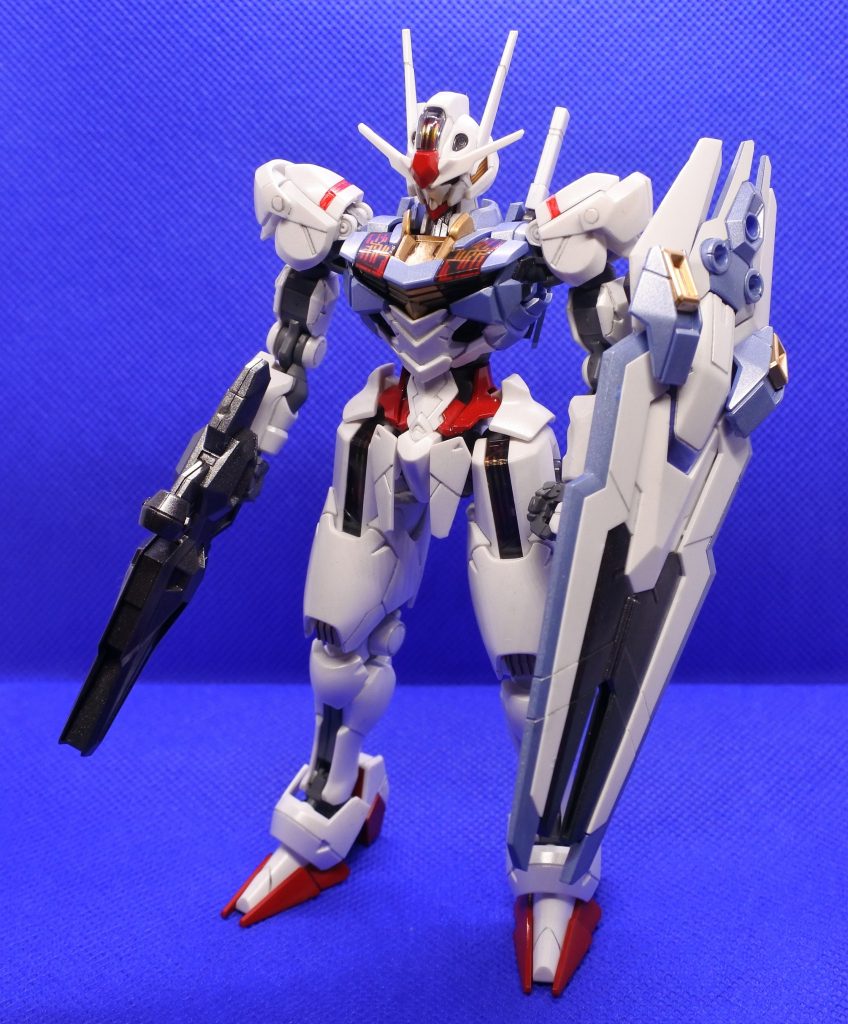 立ち姿全体的なフォルムは新しく見えますが、部品の配置はまさしくガンダム、といった不思議な印象です