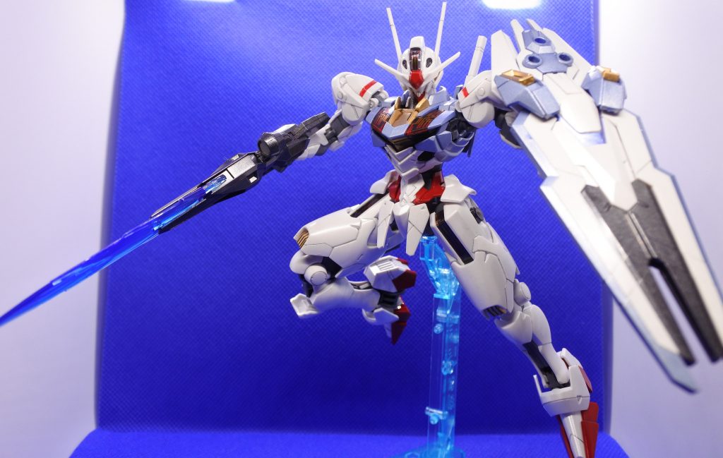 ビームライフルからサーベル、シールドを構えて