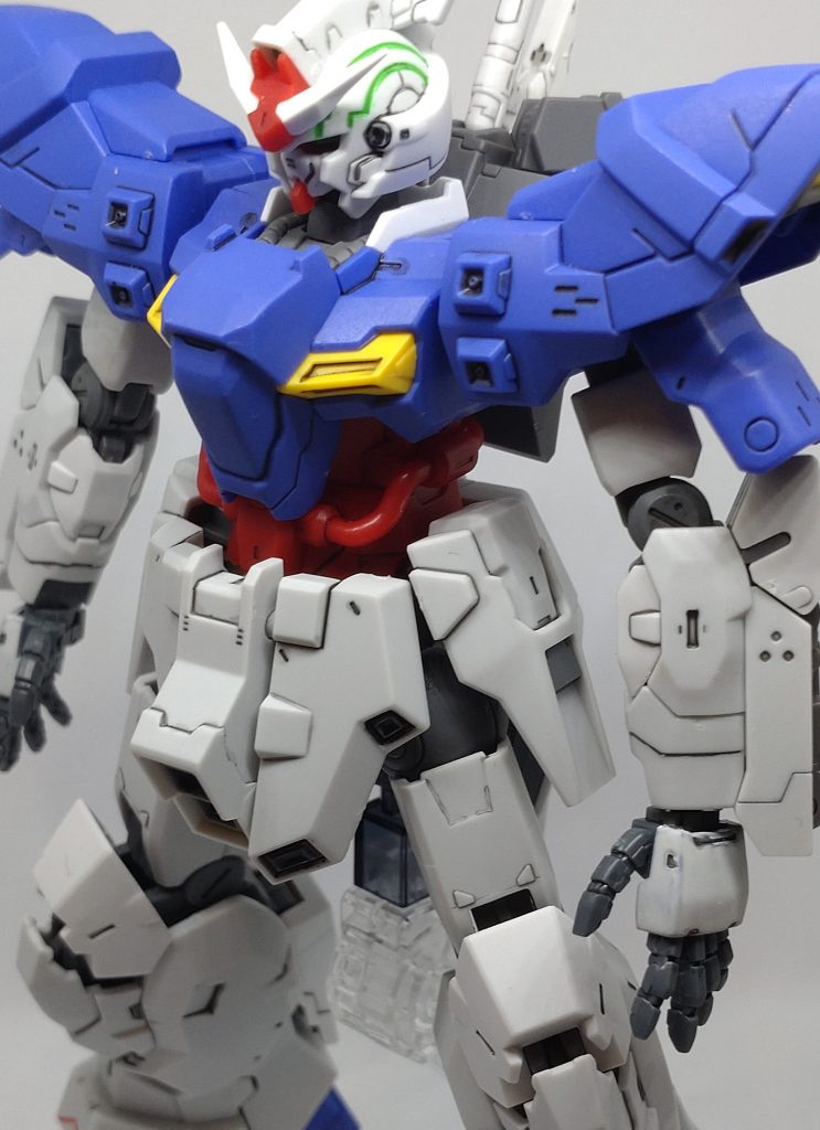 頭部のグリーンのラインはガンダムマーカー