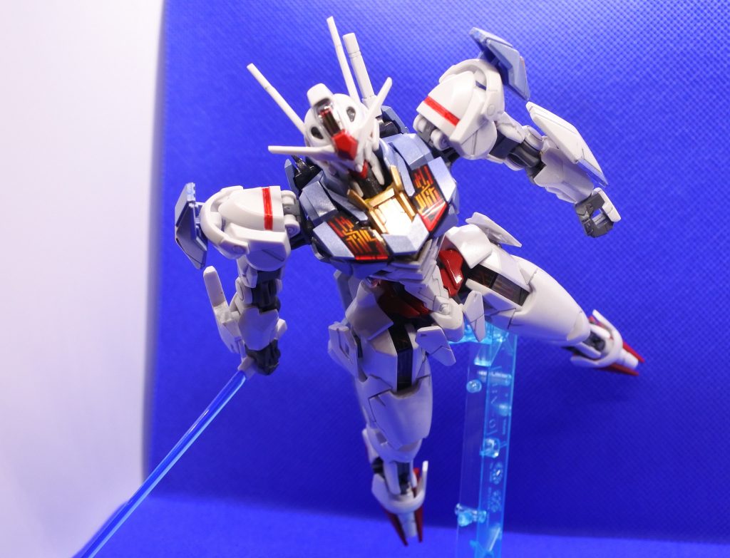 ビットオンフォームでサーベルを持ちながら飛行、的なガンビットがシールドから装甲追加パーツになったりと、初期機体ながらプレイバリューが高いいいキット