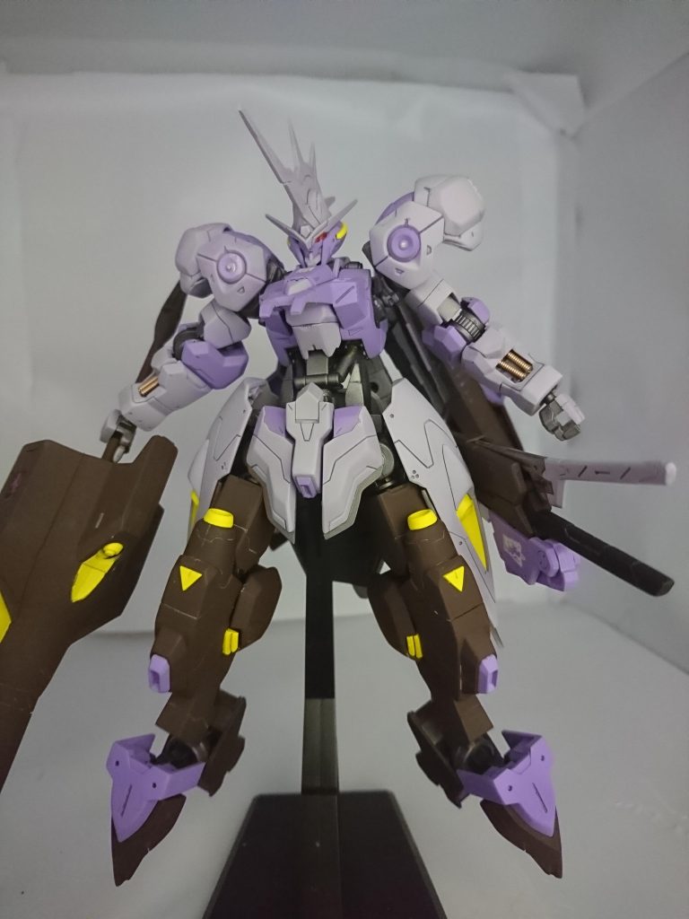 スタイル改修は、施してあります足首、足の付根、股間軸、腰、首、上腕をそれぞれ延長。リアスカートを稼働させられるようにしてみました。各所鋭角化、それと、フレームの6箇所に金属パーツを。スカートの裏打ちは、どなたかの作例を参考に、裏板が飛び出してるふうにしてみました。