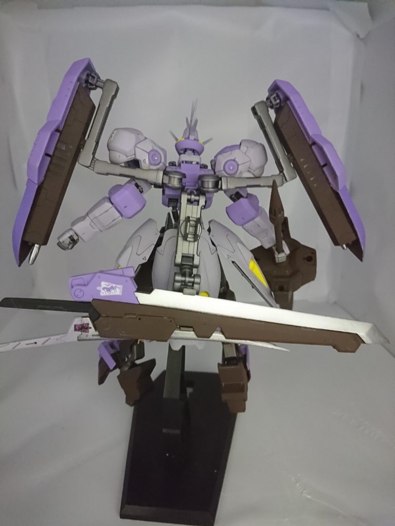 元々の刀もコトブキヤの刀に収めて同じくコトブキヤのジョイントパーツで接続してみました。稼働範囲は、かなり広めです