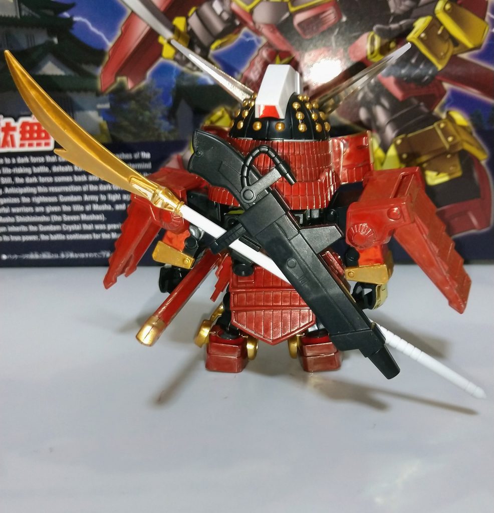 後ろはこんな感じ。薙刀の刃先辺りもイエローゴールドで塗装しています。