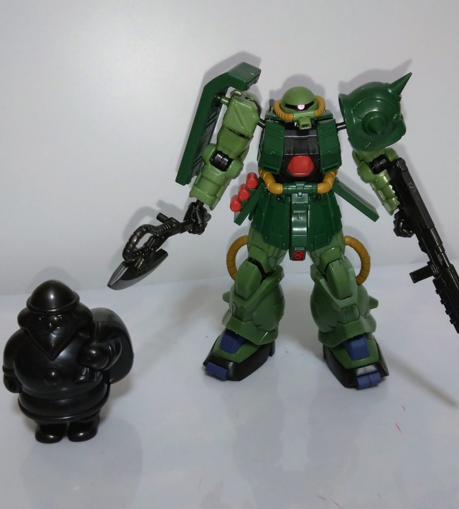 お次にザク改。サンタ人形も付属。