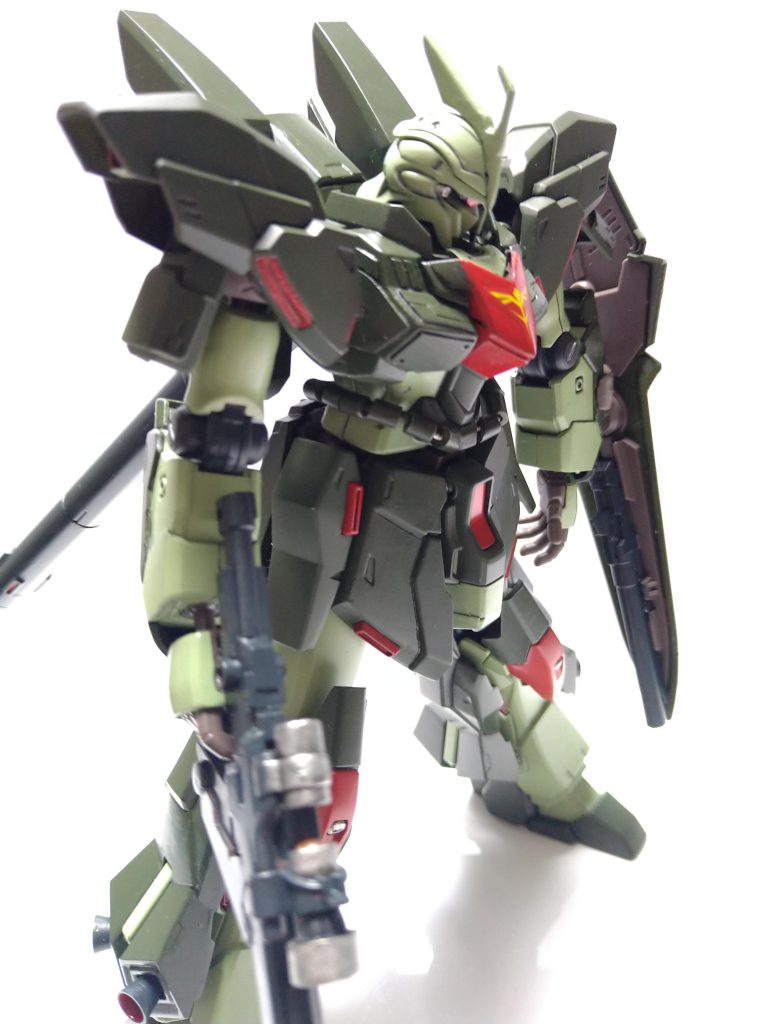 アクシズ系へ近づけるため胸部ダクトを埋めて腰にパイピングを追加しました。モノアイはHアイズでマスクはプラ板で作成。