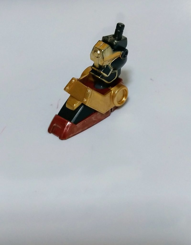 脚の膝辺りもイエローゴールドで部分塗装してみました。