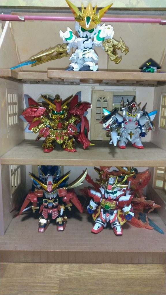そして、作ったSDのガンプラ達は子供が使わなくなったドールハウスに勝手に住まわせていますww