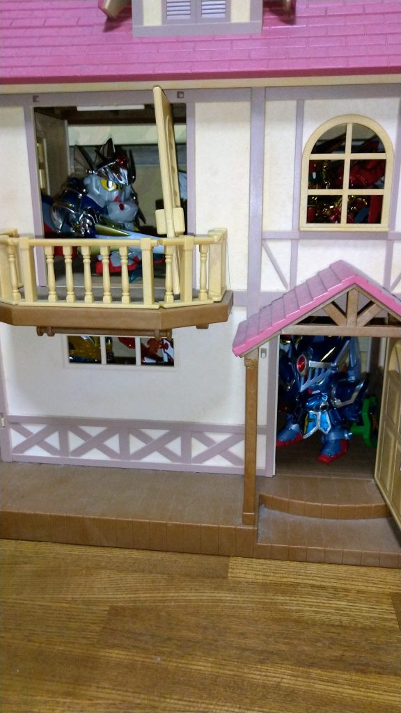 不法侵入しているガンプラ達ww欲を言えば紅一点なSDも住まわせたい所ですw今回はこれで終わろうと思います。最後まで見ていただきありがとうございました!