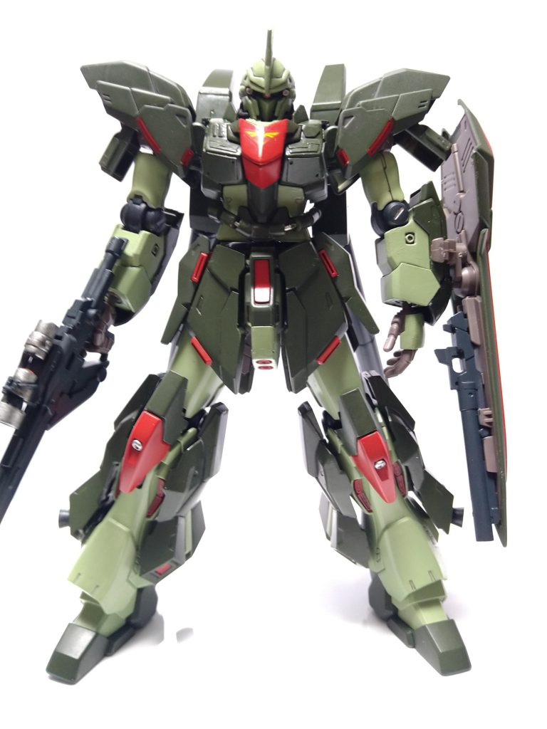 ジオン系にしたいので下半身を太くしました。フロントスカートから太腿が見えるのが嫌だったのでパテとプラ板で延長してスラスター貼り付け。股間にスラスター追加