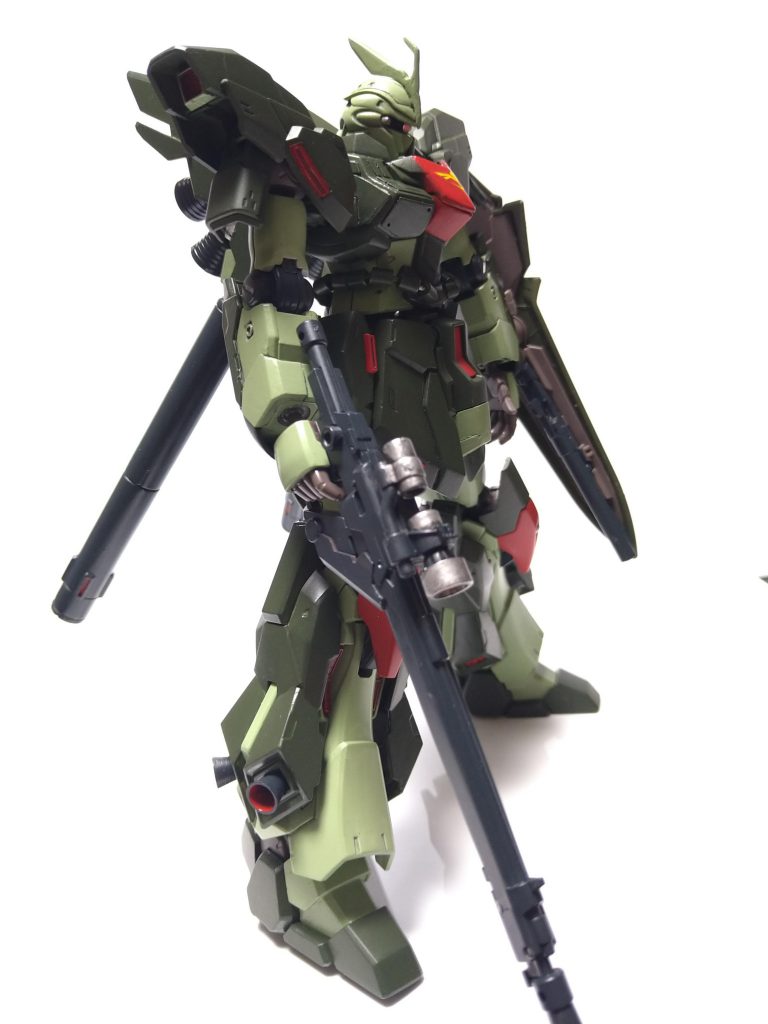 時代設定は0092前後でネオ・ジオン総帥機として開発。シャアがファンネル搭載にこだわったため選考漏れ。高機動なため乗り手が居なかったがリゲルグに乗った女兵士が記憶を無くした一人の男を連れてきた