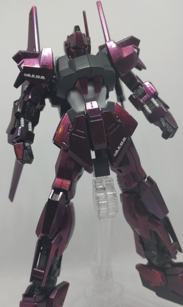 ビームライフルとクレイ・バズーカも塗装してあるのですが、持たせるのはやめました。