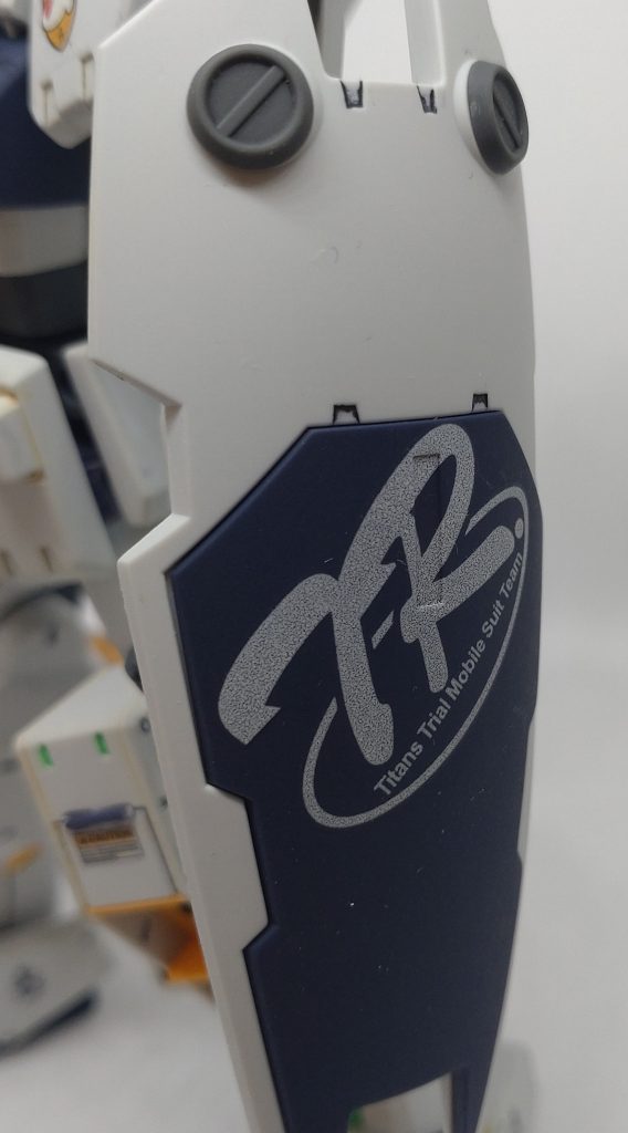 怪しげな水転写デカールをネットで購入。少し白色が薄かったけどキレイに貼れました。