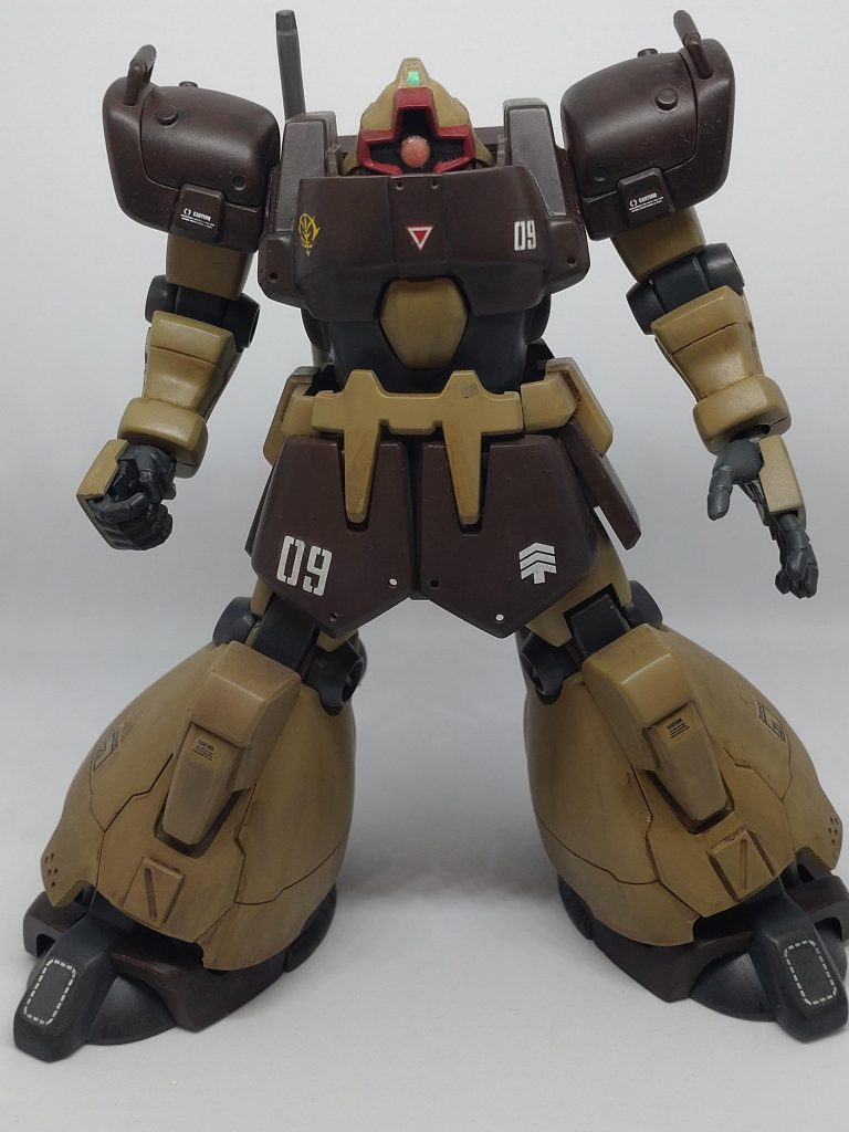 胸板をボリュームアップしました。少しは首が埋まって見えるでしょうか?肩部の接続軸も分解時ボキッと折れたのでついでに少し上方に変更。