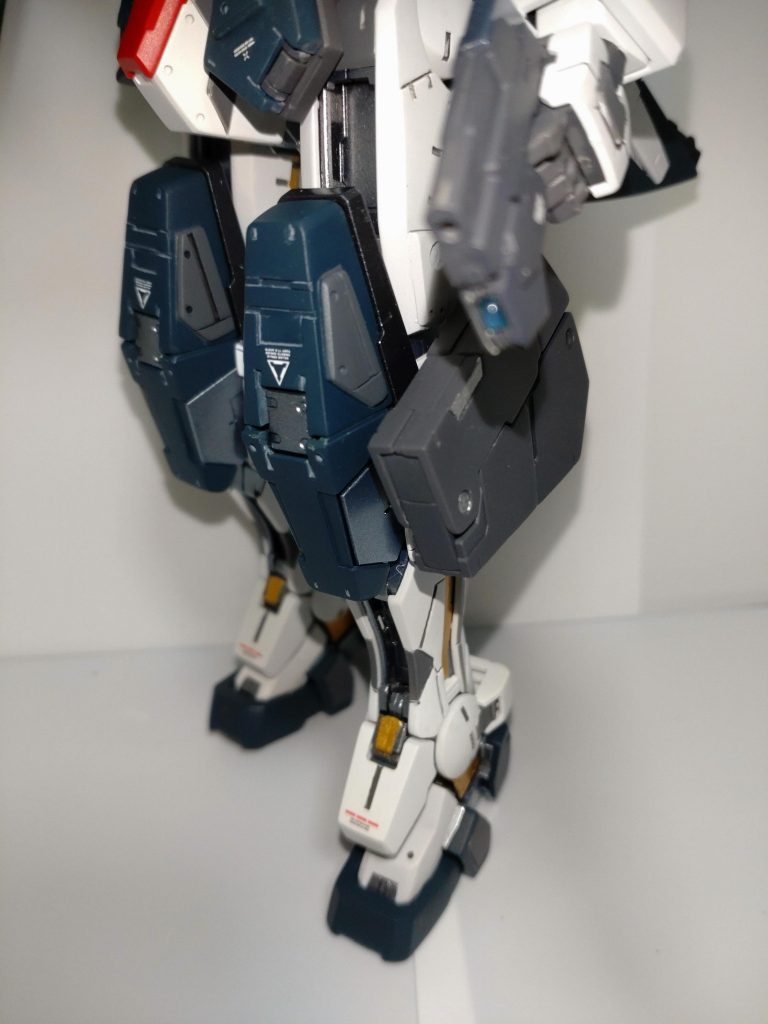 下半身にプラ板で少しディテールアップと内部フレームと各所り分けを行いました。設置性が若干不安定だったのでつま先を5mm程度延長して設置性もアップしてます。