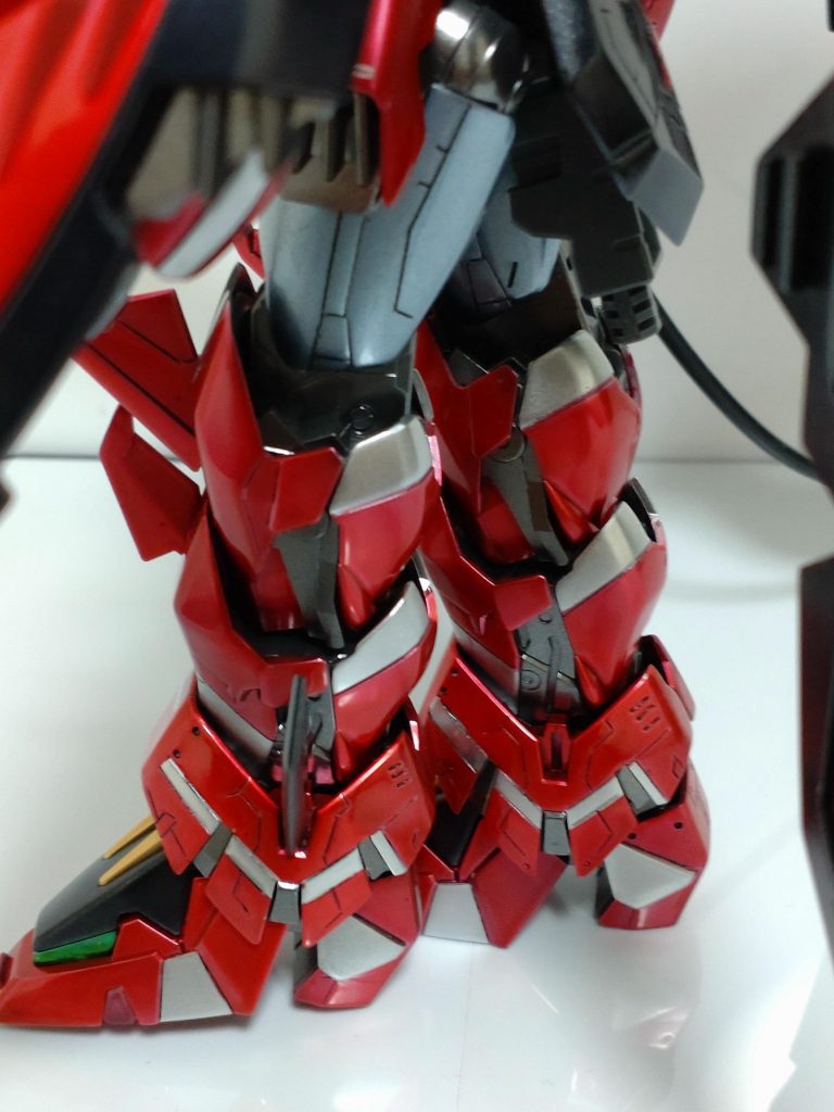 足回りにスジボリ追加と塗り分けを行ってます。このときABSの塗装も初めてでした。