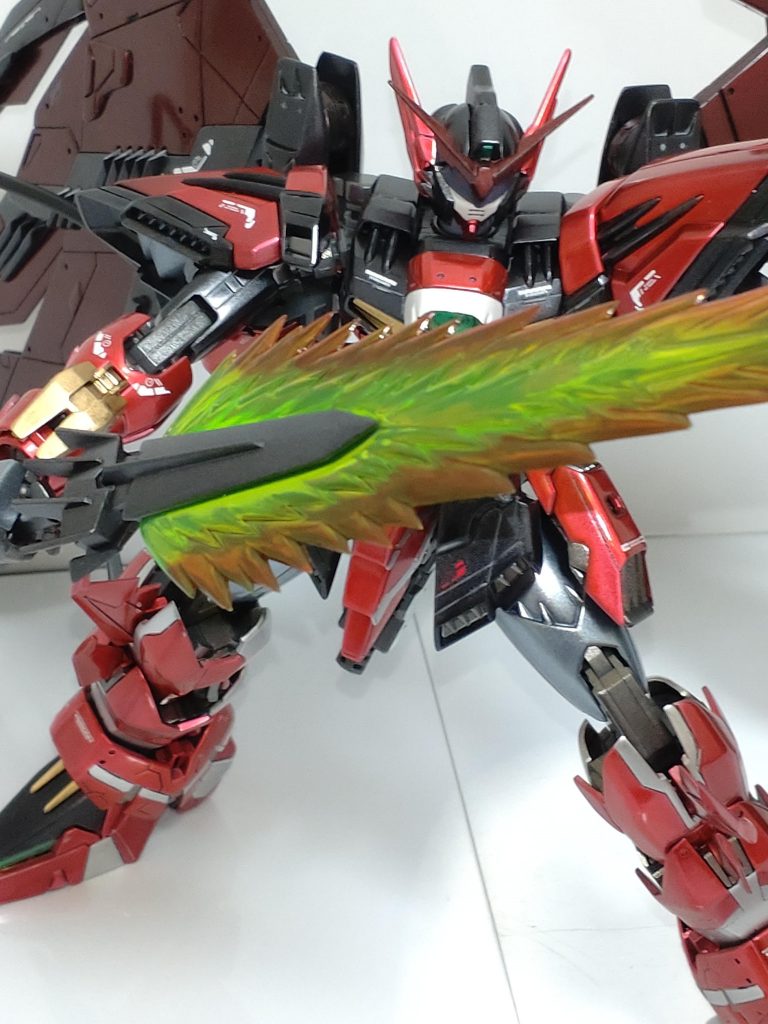 大型ビームサーベルは周りにクリアーレッドをで塗装し熱量の変化をつけました。