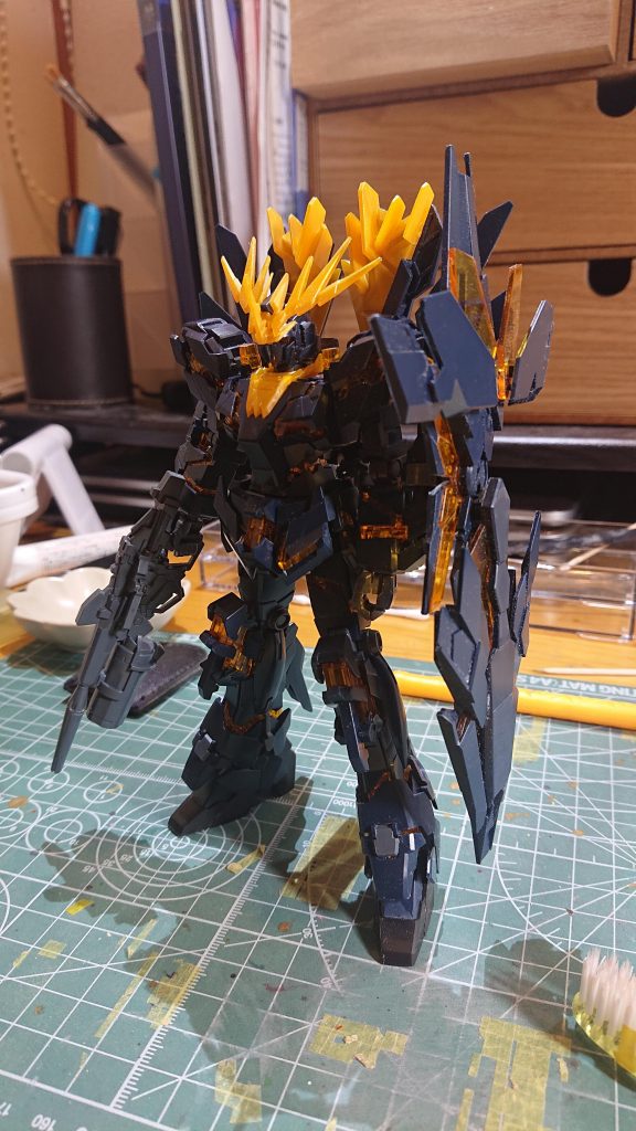 クリアパーツ見納めショット。削りカスだらけでで汚いですね。