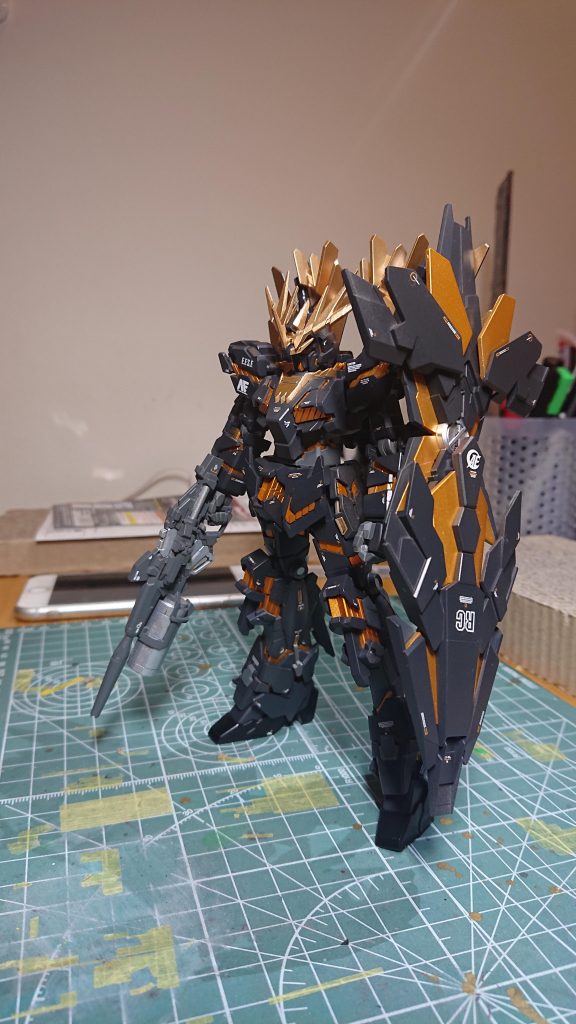 塗装とデカール。HGですが、パーツが多めで一苦労。