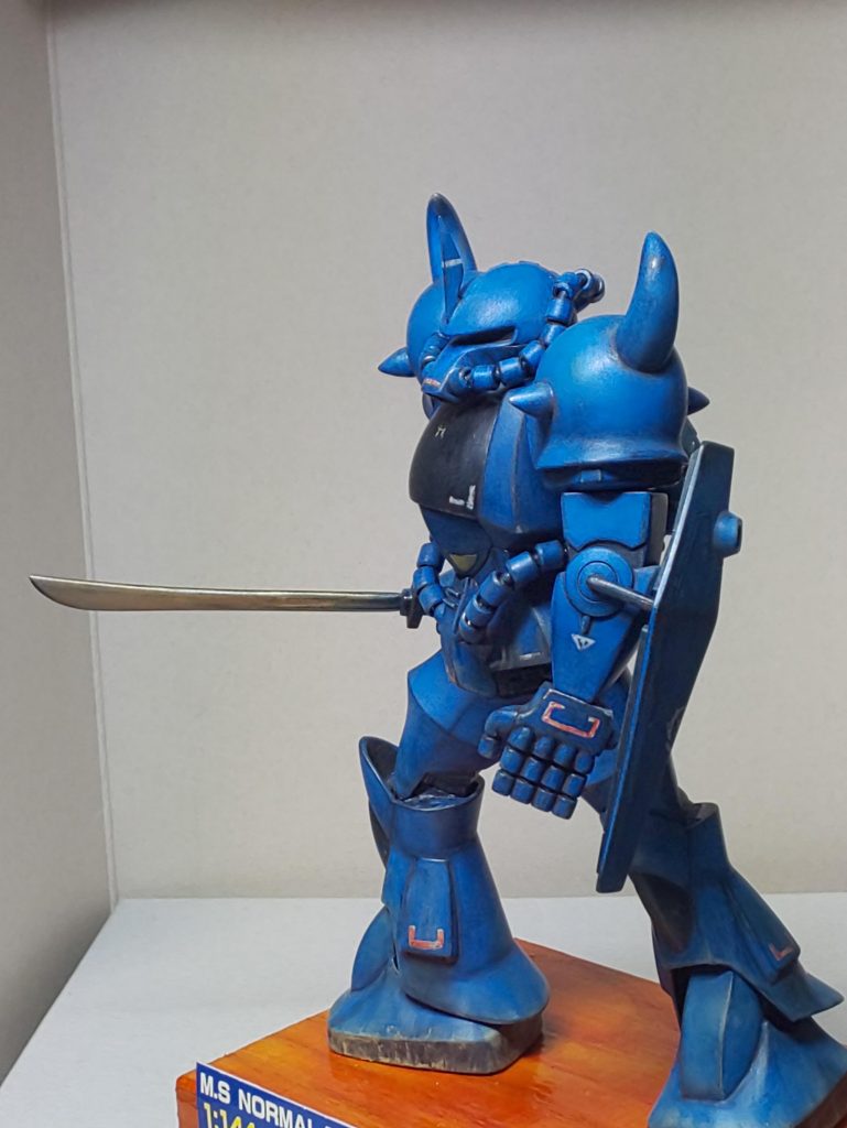 部品は ほぼキットのままで、切った貼ったは頭の高さを詰めた事とランドセルのかさ上げくらいで、後は固定で間接の取付方を変えただけです。プラ材貼りもシールド裏や股下程度、サポートパーツはモビルパイプと武器セットのサーベル。デカールも2、3枚。あっさりしていて キットの素性(良いも悪いも)がまんま出てるかと思います。