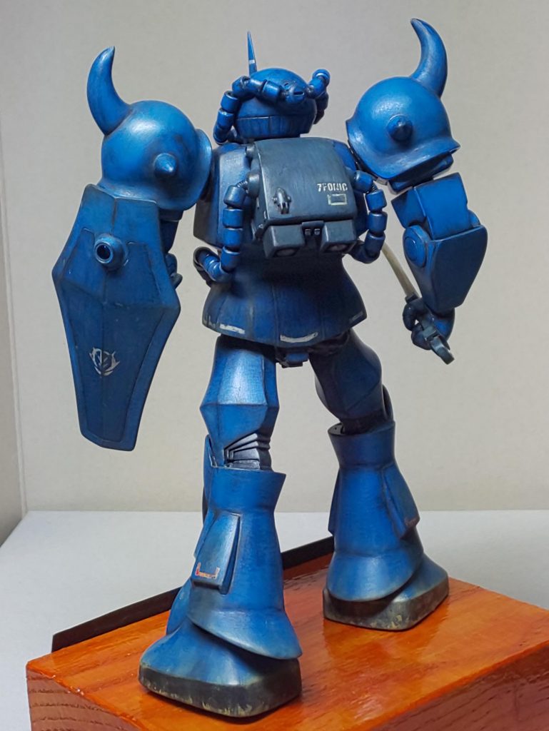 とまぁ、『あしたのジョー』ネタで茶を濁してみました(笑)このグフは飾り棚の開かずの段と呼ぶ最下段(前に色々荷物が積んであるので中すら見えない(笑))にフィギュアやらなんやらと共に鎮座していたのを先日 掃除の時に発見したものです。ずいぶんと前に作り、とっくに処分したと思い込んでいたものだったので、作りがアレですが投稿させていただきました。