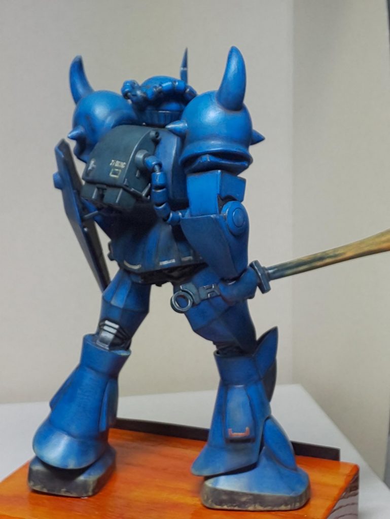 「あぁ、それはな。いつでもお前ぇが帰って来てもいいようにってんで西の奴が棚に仕舞ってたのよ。どうでぇ。懐かしいだろ。」「ったく、西の野郎も相変わらずだな。自分で言うのも何だがよ、今時こんな作り方、流行んねぇぜ。昔の俺は何やってたんだか。」「言うんじゃねぇロートルよ。それがあったから今のお前ぇがあるんだ。忘れんじゃねぇ、忘れんじゃねぇよ。」「へへ。わかってるって とっつぁん。忘れる訳ねぇじゃねぇか。あのギラギラしたあの時をよぉ……俺の右手がよぉ…忘れるはずがねぇんだ………この右手がよぉ………」「ロートル……」