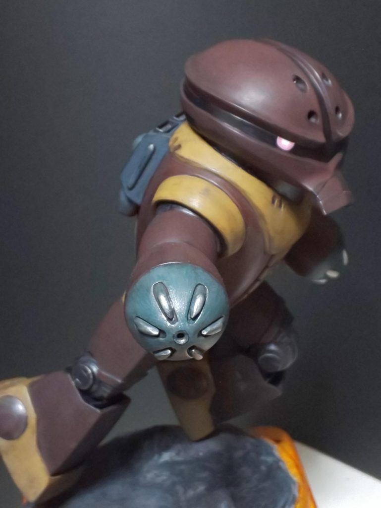 とまぁ、リクルートな文章で失礼しました。やっと棚が綺麗になりました。片づける時は一気にやらないと 結局なぁなぁになっちゃって片づかないんですよ。昨日のグフもこのアッガイも もう飾らないので自分自身見納めです。連続投稿失礼しました。