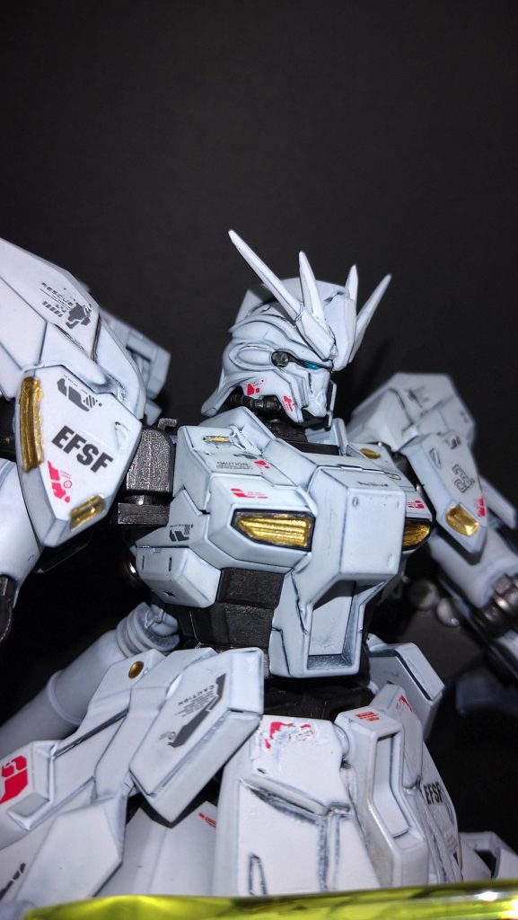 カメラアイはカラーホイルおりがみを貼り付けて、レジン液でコートしたもの。キラリと光っていいぞ……このショットはちょっとあらが目立つ一枚。 かなり水性塗料に苦戦しましたが、見ていただけると幸いです。