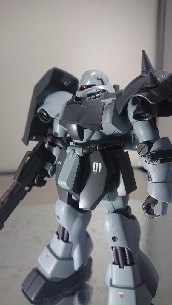 最初期に生産されたギラドーガはザク3の流れを組んだカラーリングであったが内外へのアピールのためジオンの象徴であるザクⅡを模したカラーリングに変更されたなんて話があったかも