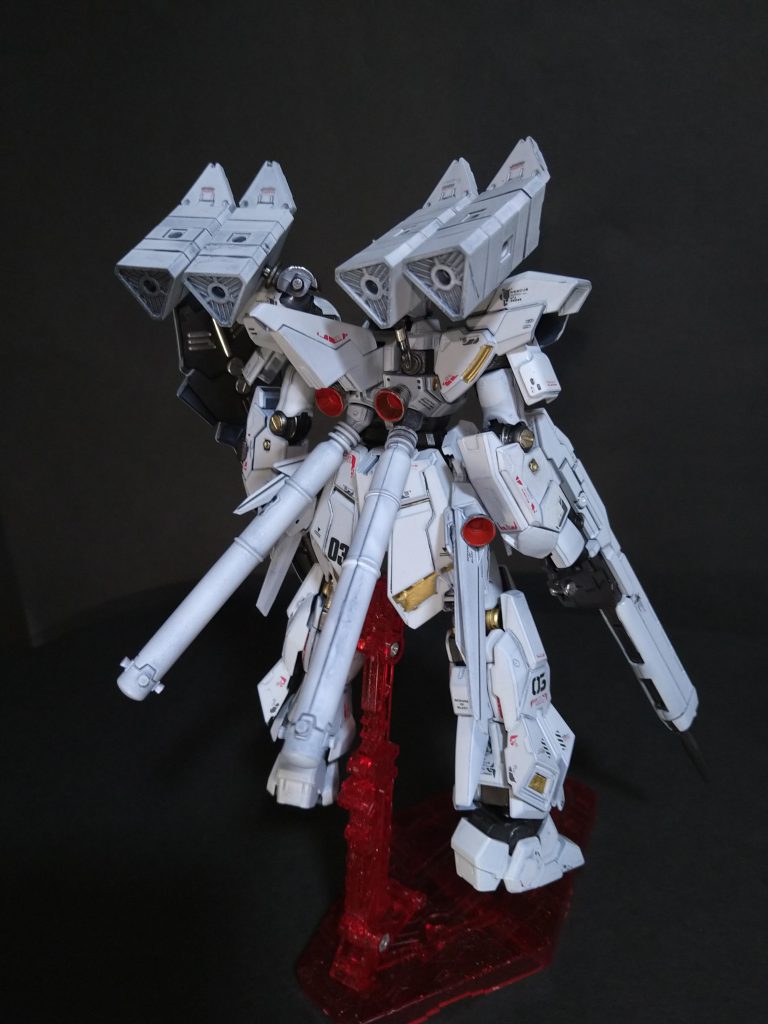 全面及び背面。今回は初めて水性塗料のガンダムカラー『ディアクティブホワイト』を使った塗装をしてみました。ただ、初めてな事もあり特に塗装面の失敗は結構あります。学びよ。(割れたり乗らなかったり)