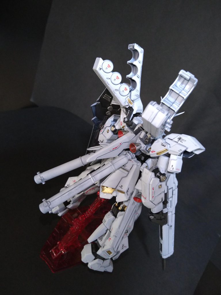 先程のは『ミサイルポッド装備』でしたが、『ファンネルポッド装備』に換装も可能。こちらはバンダイさんの公式改造グッズを使って。