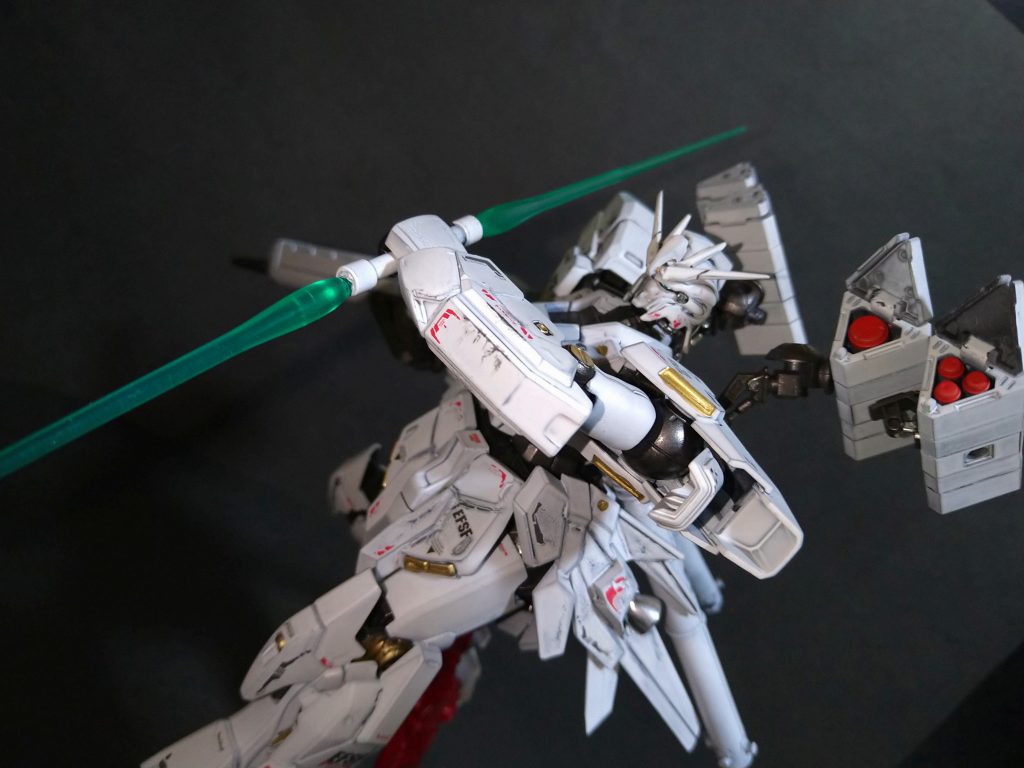 ビームサーベルを抜刀!クリアグリーンのビームサーベルを使ってます。二刀流もできるし、今回は自作したツイン・ビーム・ランスがいい感じ。(二枚目)