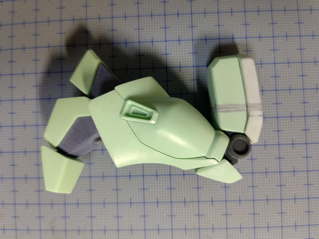 脚部は太ももを延長＆全面装甲大型化膝とつま先は独立可動するように切り離し