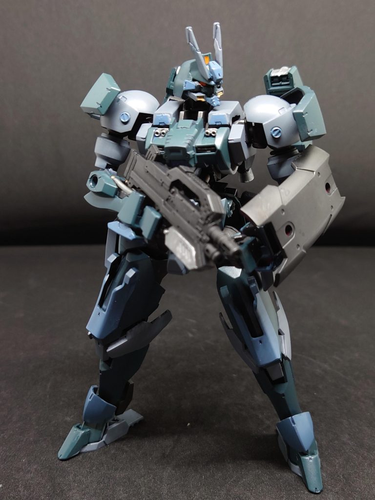 コンパクトライフル新たにギャラルホルン開発部が設計したライフル取り回しやすくするため小型に設計され携行時コンパクトに収まり連射と単発と切り替えられる小型の割に威力減衰が懸念されたがレギンレイズのライフルと同じ威力だった小型シールドムギンレイズ用に設計されたシールド