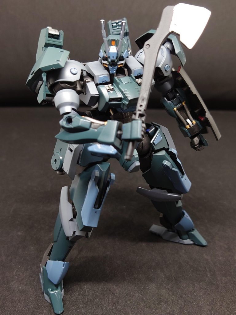 バトルトマホークバトルアックスを刃以外軽い金属素材に変えて投擲可能にした試験武装飛距離は長く扱いやすいが強度に問題点があったため改良を検討中