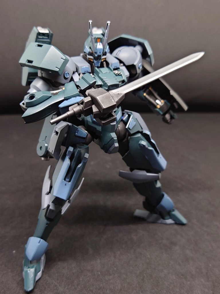 ガンブレードトンファー射撃と近接戦闘を兼ね備えた試験武装持ち手を変えることによって遠近切り替えられるため武装を持ち変える手間とスキをなくした