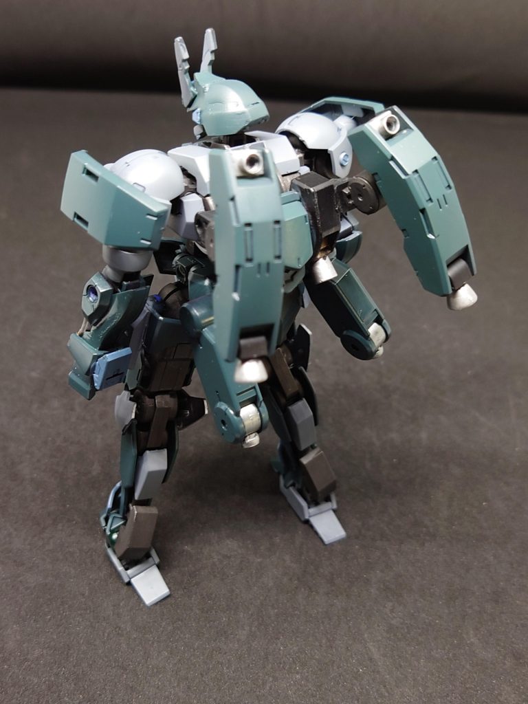 ムギンレイズレギンレイズの発展機として開発された試作機体レギンレイズのエイハブリアクターの改良とフレーム構造を一部改良を行い出力運動性と操作性の向上させ腰にブースタを取り付けて機動性も向上した、そして胸部にバルカンを設けた従来のレギンレイズ、グレイズの武装が装備可能で、さらに試験武装により様々な戦闘の幅を広げることが可能になった先行試験機は一機特徴的なツインアイとVアンテナはガンダムを彷彿とするものになっておりバックパックにレギンレイズの追加ブースタが装備可能になっており高機動型の機体に仕上がっているフギンレイズの対となる機体