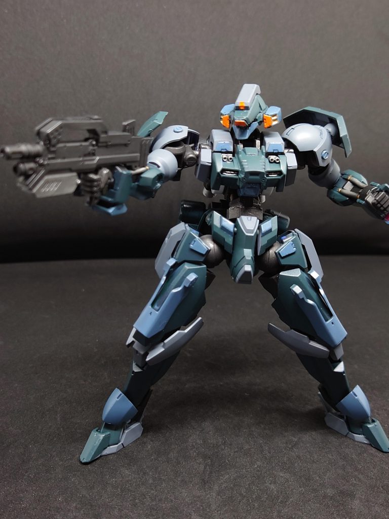 ムギンレイズ量産試験機ムギンレイズ先行試験機をマイナーチェンジして操作性と運動性をそのままにコストを下げた機体試験運用を行うため少ないが4機配備されたそうだ (更にコストダウンできる箇所を見つけるため少ない数配備したらしい)追加ブースタはオミットされ腰のブースタはそのまま頭部はツインアイではなくグレイズとレギンレイズを足したような頭部でカメラアイが4つついており視野が広くなっている