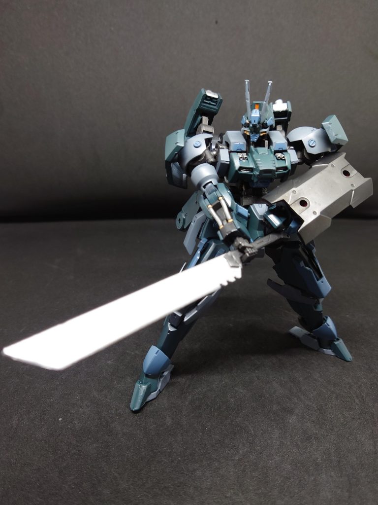 ラージマチェットレアアロイ製の大鉈質量重量文句なしの一品に仕上がっている一撃が重く切るより叩き潰す威力となっている