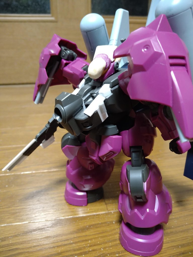 よくオーラバトラーにされるディランザ君ですがその改造パーツとしてのカザC君がどこにも売ってないのでオーラバトラーを作ることは無いでしょう。今回ももれなく塗装は失敗しております。ブランクがあると塗装の腕はガタ落ちるねホント