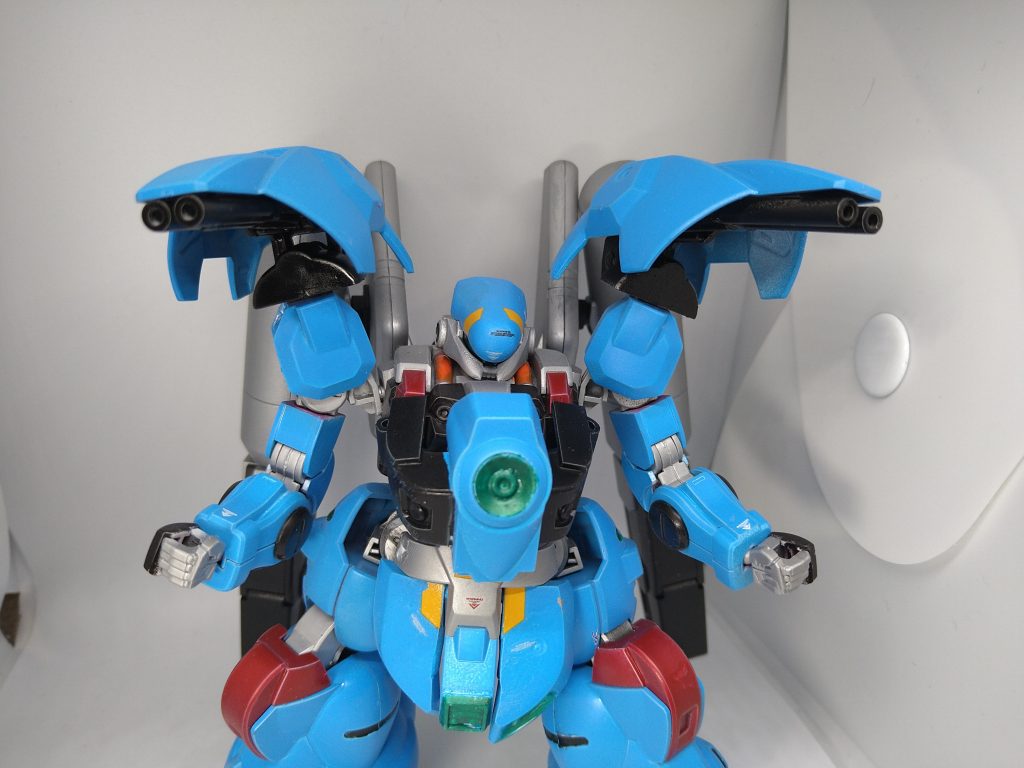 エアリアルの噛ませ犬としてボコボコにされたグエン君、そしてその為に達磨にされたディランザを見て私は思いました。「あのスタークジェガンのように対応できねば」と両肩部のシールド裏に火器を増設、近接武器はバックパックに専用の取り付けを設けました。