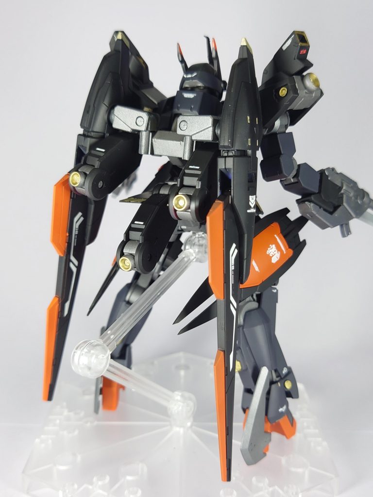 背中に変形式大型バインダーを搭載しましたまた、肩には大型スラスターを搭載しています