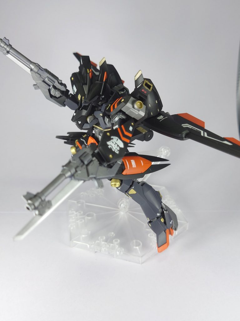 従来のシュバルべグレイズでは大気圏内での飛行は不安定でしたが、本機はバインダーを翼のように広げる事で安定した飛行を可能とします